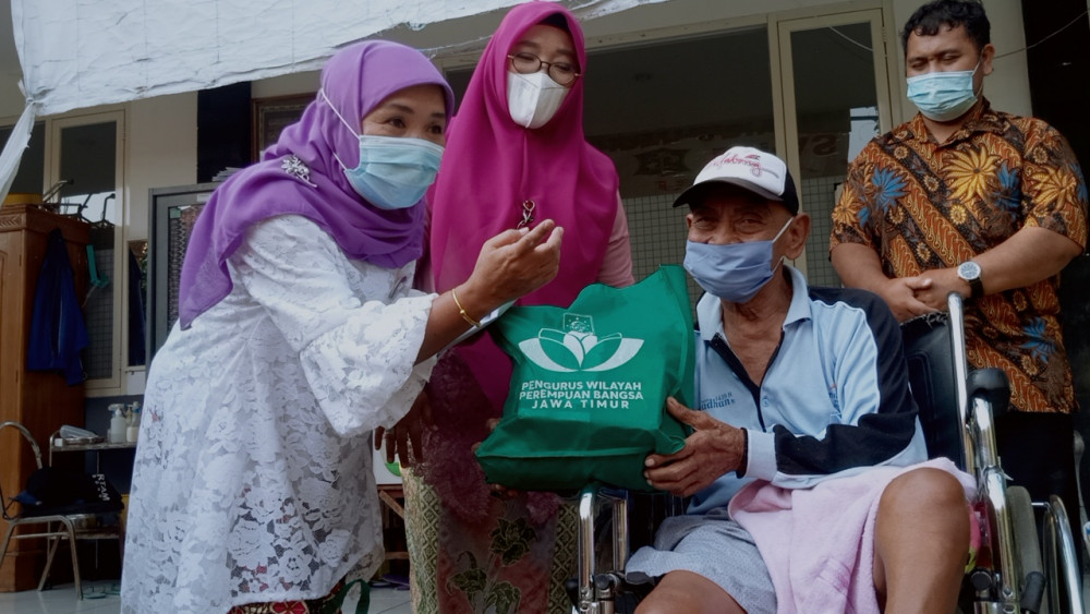 Peringati Hari Kartini, Hikmah Bafaqih Berbagi ke Panti Lansia