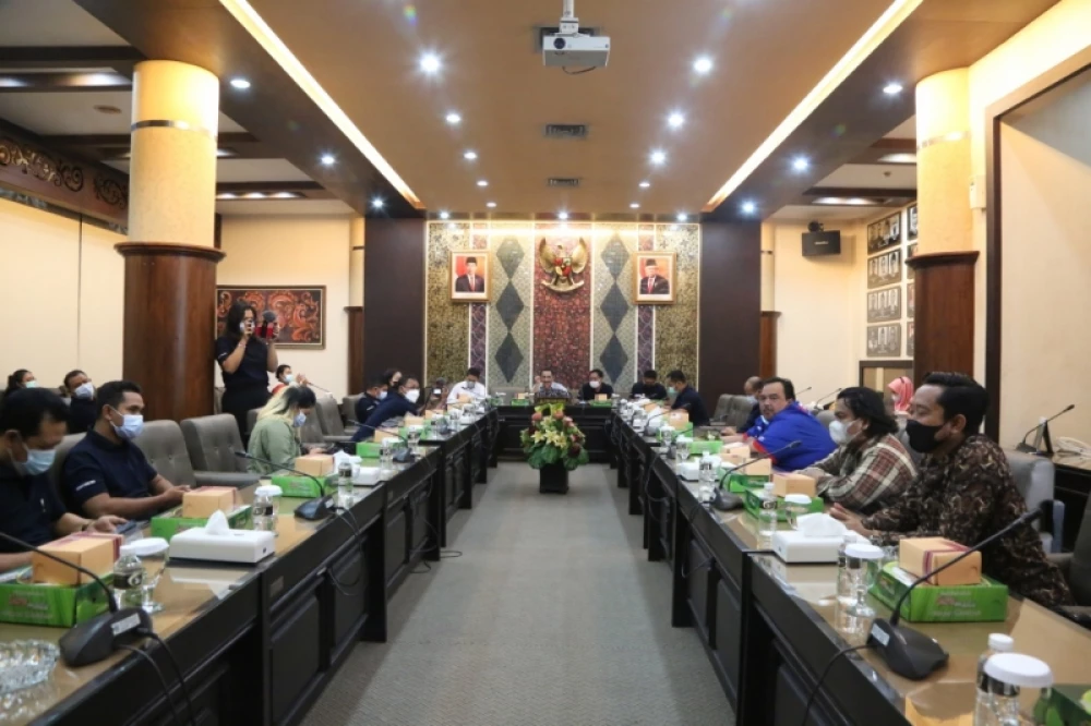 Humas Sekretariat Dewan dan Forum Wartawan DPRD Provinsi Bali Kunjungi DPRD Jatim