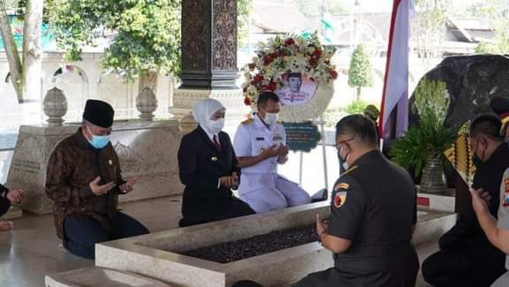 Peringati HUT Ke-76 Provinsi Jatim Ketua DPRD Kusnadi Bersama Gubernur Ziarah ke Makam Bung Karno
