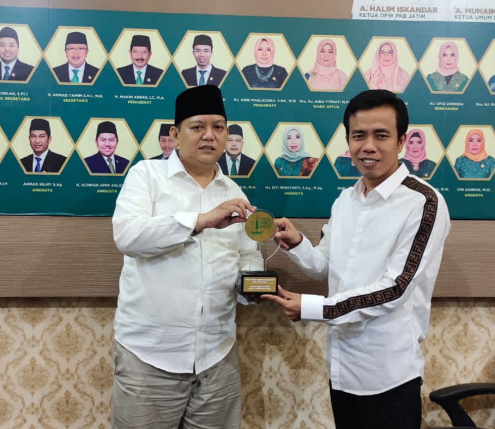 Ketua FPKB DPRD Jatim, Fauzan Fuadi Terima Penghargaan Tokoh Muda Inspiratif