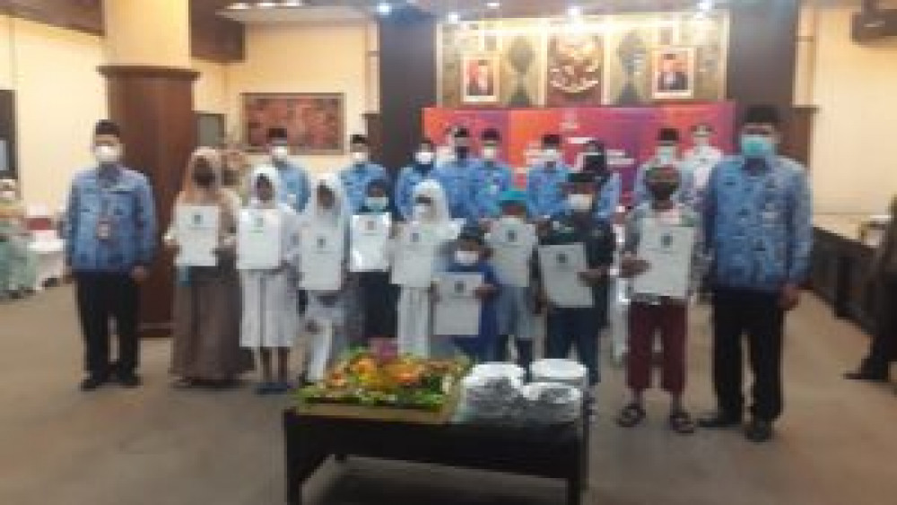 Hari Jadi Provinsi Jawa Timur, Sekretariat DPRD Berikan Santunan Kepada Anak Yatim