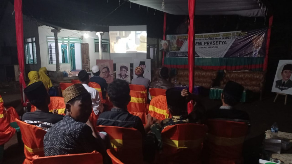 Deni Prasetya Reses sambil Nobar Film Sang Kiai