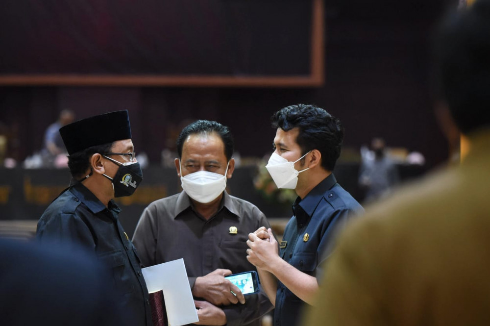 Wagub Emil Sampaikan Jawaban Eksekutif Terhadap Raperda APBD Jatim 2022