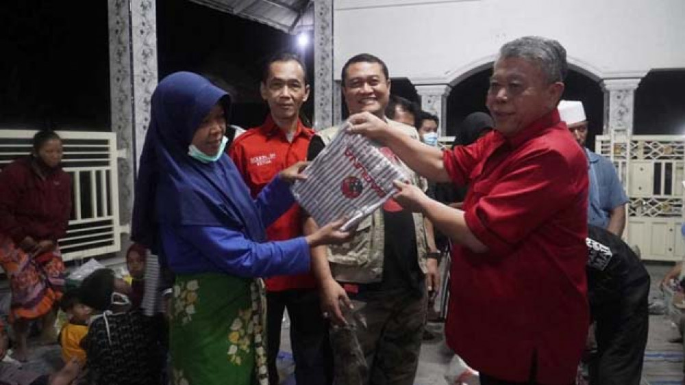 Ketua DPRD Jatim Melihat Langsung Kondisi Pengungsi Erupsi Gunung Semeru