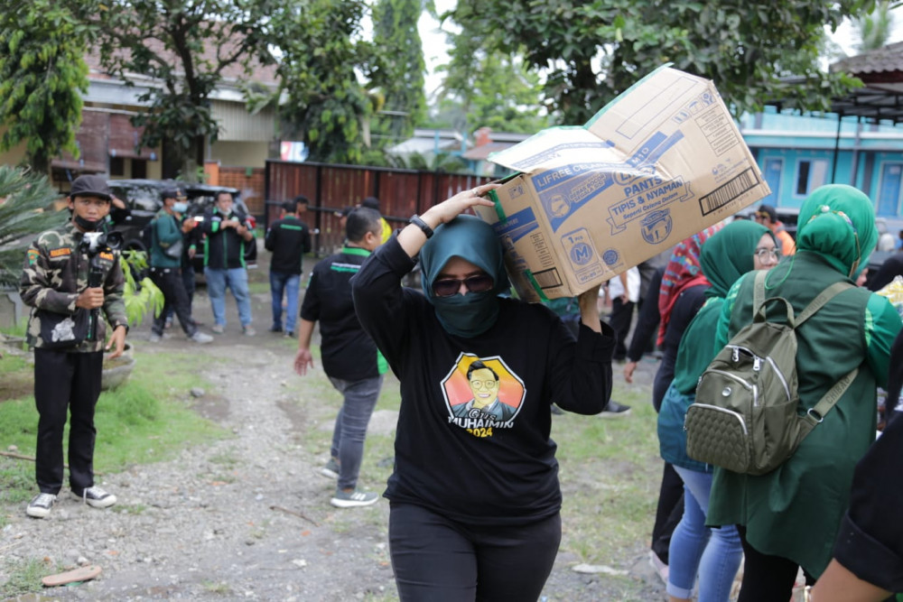 Wakil Ketua DPRD Jatim, Anik Maslachah Turun Tangan Angkat Bantuan di Posko Bencana
