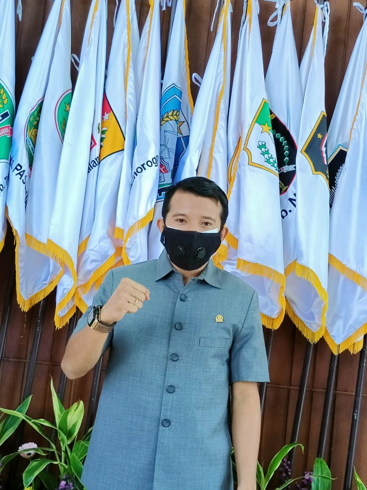 Bersama Rumah Aspirasi Adies Kadir, Adam Rusydi Bantu Warga Lakukan Fogging
