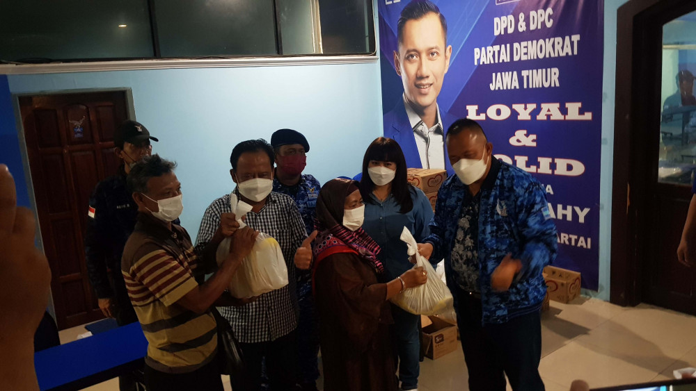 Demokrat Jatim Gelar Minyak Satu Harga Rp.10 Ribu Perliter Pada Warga Kurang Mampu