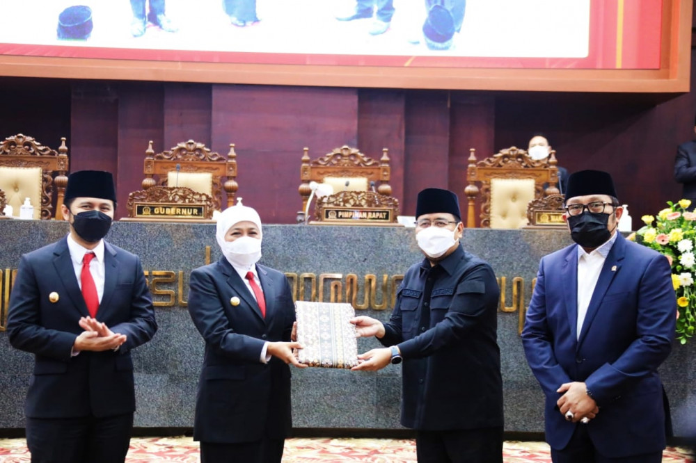 Gubernur Khofifah Terima Rekomendasi DPRD Jatim Terhadap LKPj Tahun 2021