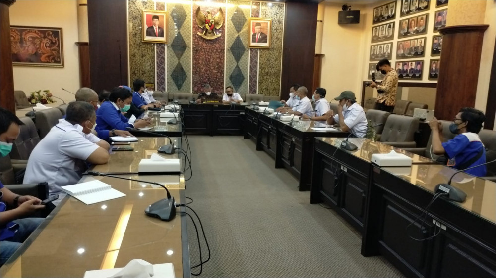 Puluhan Buruh Pabrik Rokok Temui Ketua DPRD Jatim, Tuntut Kejelasan Dana Bagi Hasil Cukai Tembakau