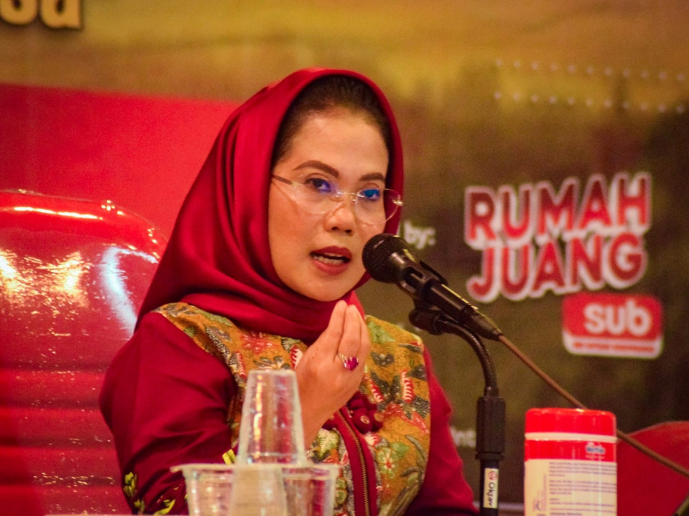 FKDT Anugerahkan Gelar Ibu Madrasah Diniyah se-Malang Raya Kepada Sri Untari