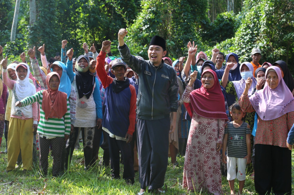 Gus Fawait Pimpin Upacara 17 Agustus di Tengah Perkebunan