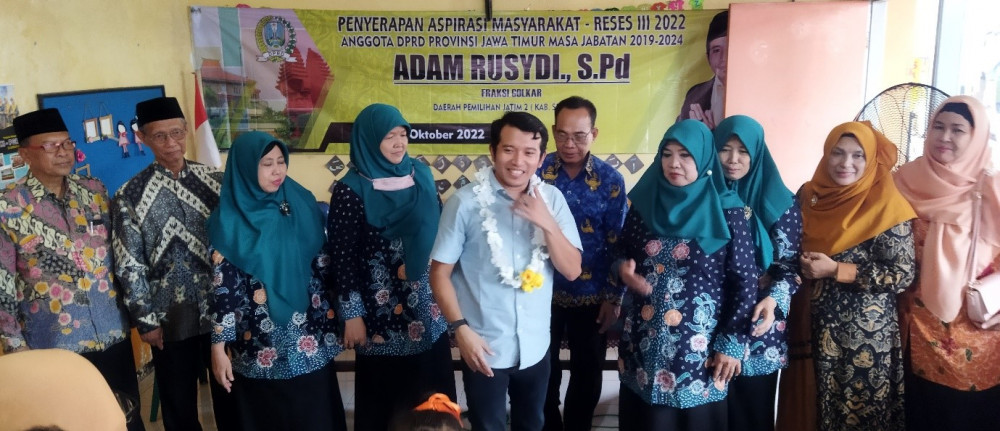 Program Bakti Guru Berupa Bantuan Penunjang Sarana Prasarana Belajar Mengajar yang Memadai