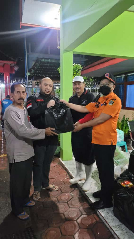Anggota DPRD Jatim Bagikan Ribuan Nasi Kotak ke Korban Banjir†
