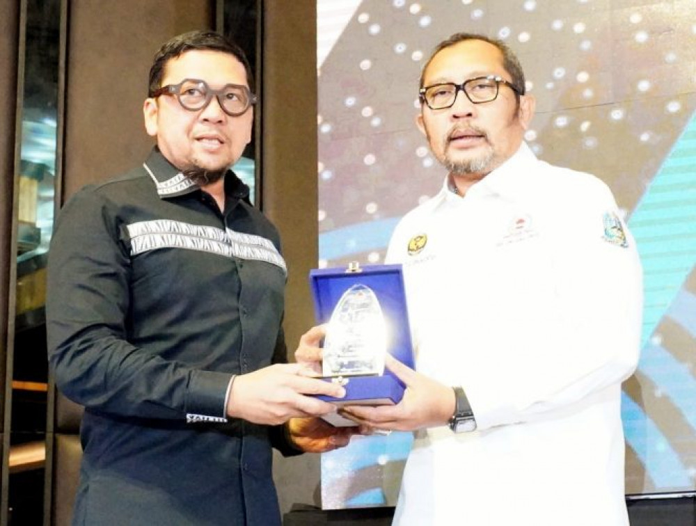 LPM Award 2022 untuk Alm Dr Gatot Sudjito , Sahat ; jadi spirit kader LPM Jatim bekerja untuk desa sejahtera