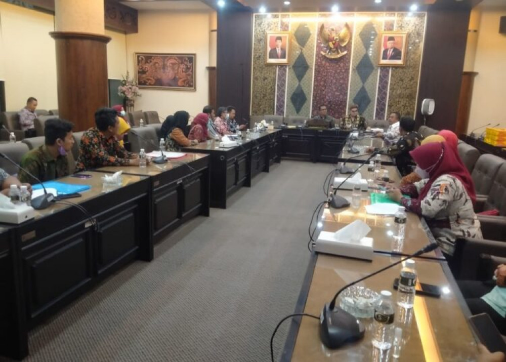 Dirasa Tidak  Ngelink ke Kemenkes, Sukwan Nakes Bangkalan Wadul DPRD Jatim