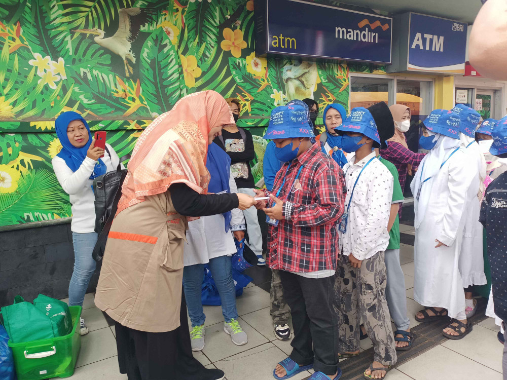 Santuni Anak Yatim, Lilik Hendarwati Ilang di Kebon Binatang
