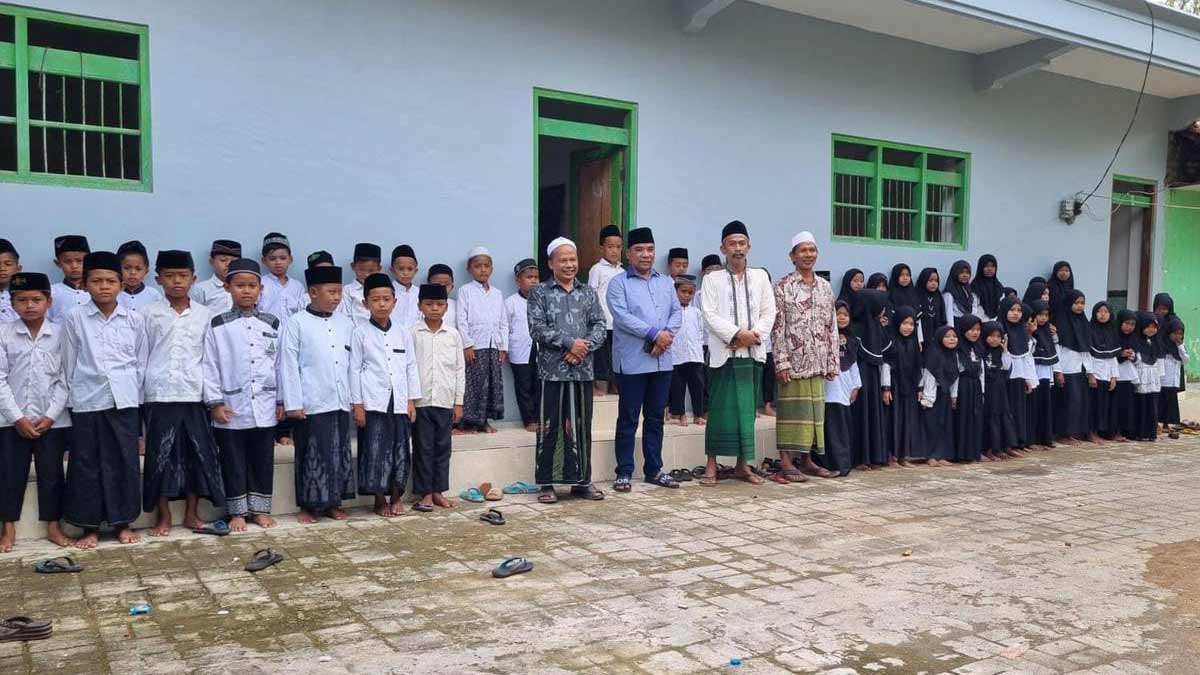 Anggota Fraksi PDI Perjuangan DPRD Jatim, Mahfud, melakukan silaturrahim ke sejumlah lembaga pendidikan agama di Kecamatan Klampis, Bangkalan.