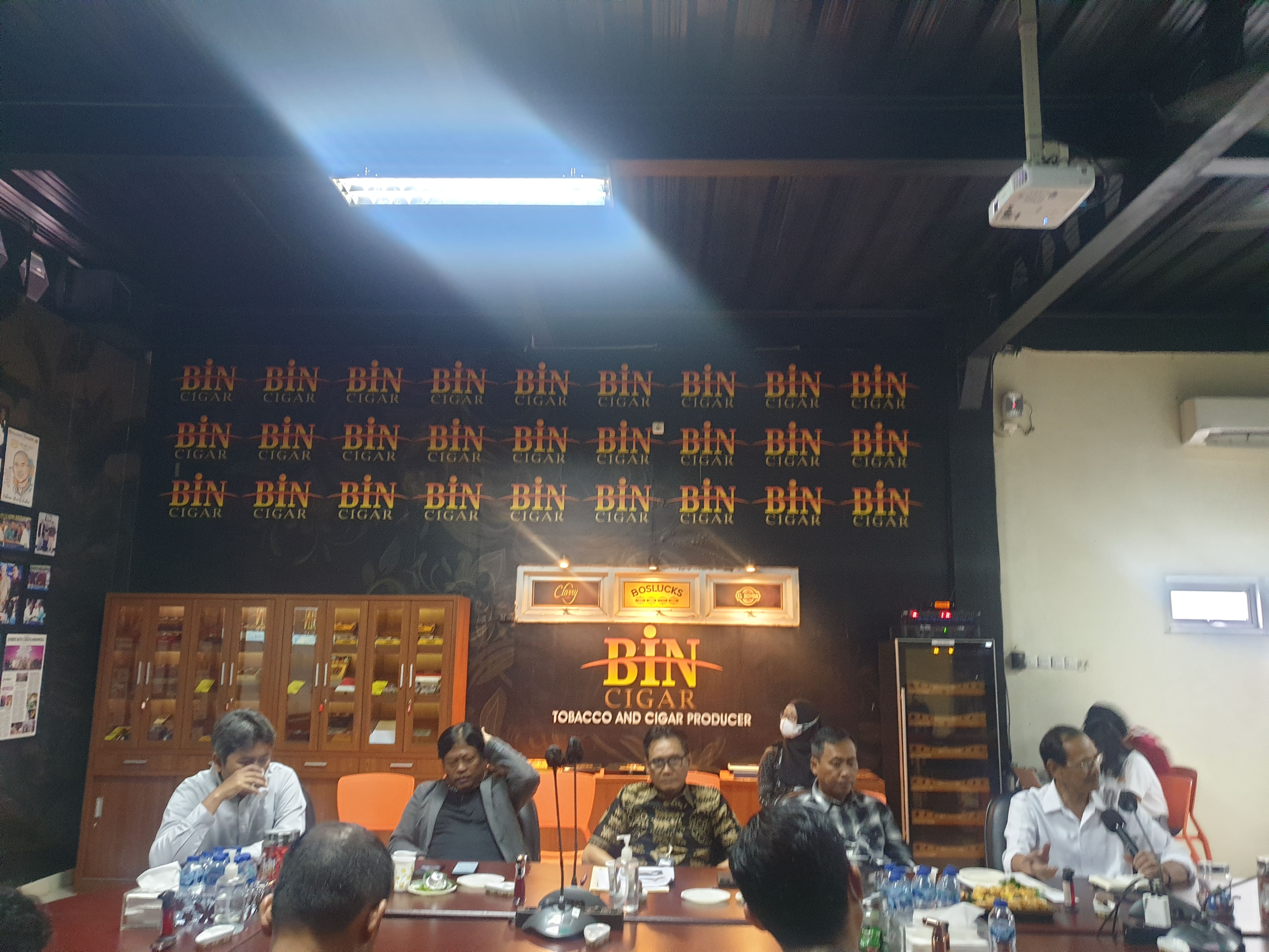 DPRD Jatim tengah membahas rancangan peraturan daerah (Raperda) tentang pertembakauan.