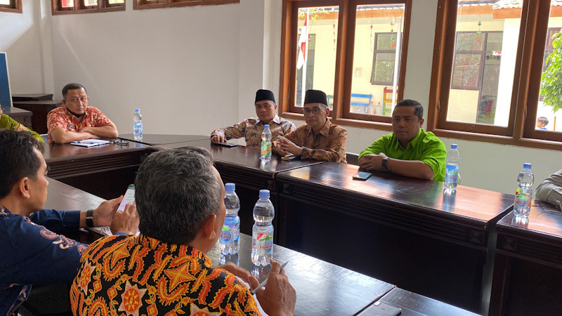 Komisi A DPRD Jawa Timur saat berkunjung menyerap masukan dari Dinas Pemberdayaan Desa Kabupaten Mojokerto di Pendopo Mojokerto, Selasa (10/1/2023)