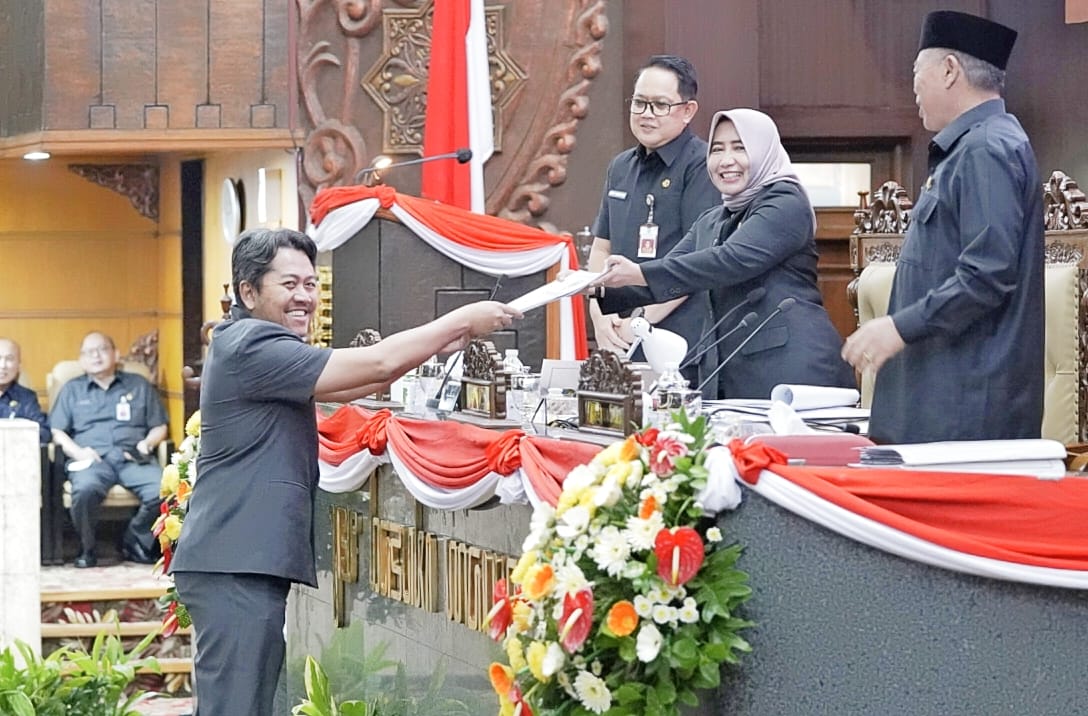 Juru bicara Fraksi PKB menyerahkan PU terkait Pengembangan dan Perlindungan Pertembakauan di Jatim ke pimpinan DPRD Jatim yang disaksikan Sekdaprov Jatim, Adhy Karyono.