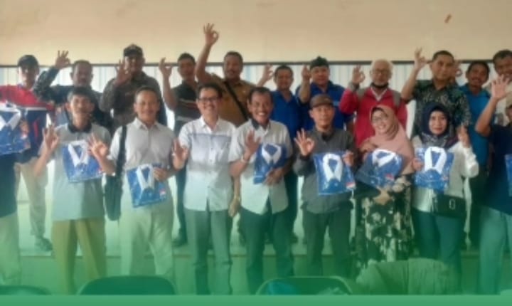 Anggota Komisi D DPRD Jatim Drs.Nur Azis saat memberikan bantuan HNSI Kabupaten Tuban.