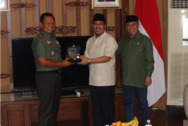 Pimpinan DPRD Jatim, Kusnadi dan Wakil ketua DPRD Jatim, Anwar Sadad saat menerima kunjungan Pangdam V Brawijaya.