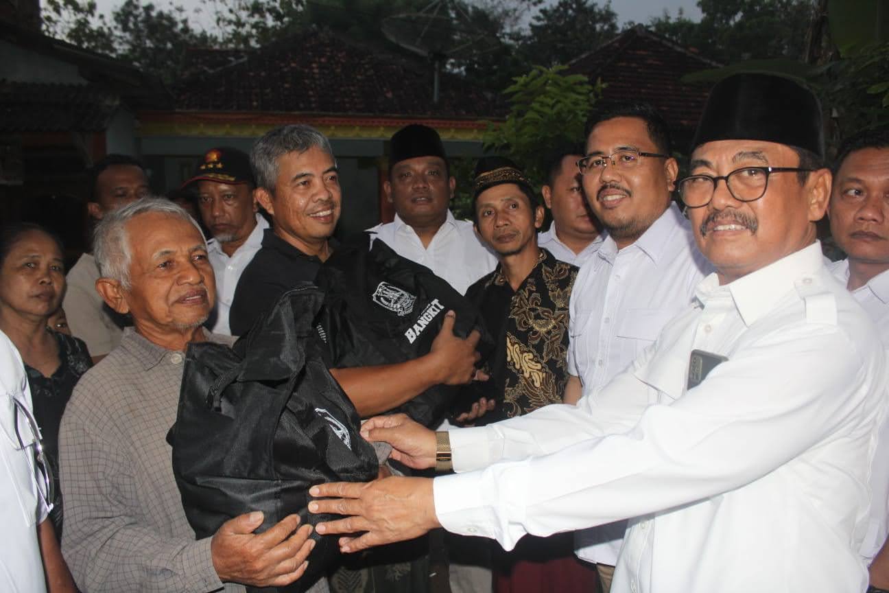Anggota DPRD Jawa Timur Noer Soetjipto mengirimkan bantuan untuk korban longsor di Trenggalek