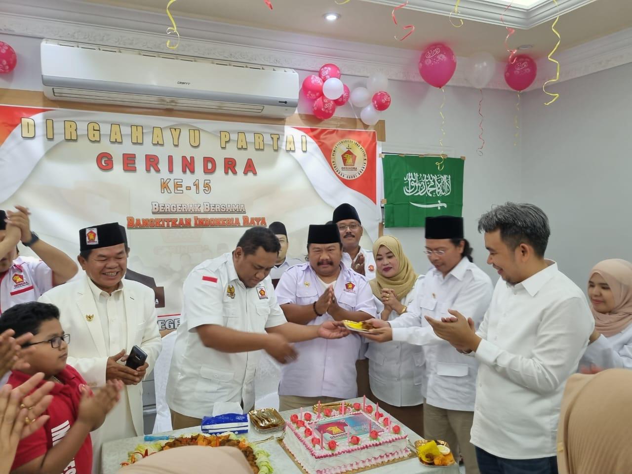 Ketua Fraksi Partai Gerindra DPRD Jatim, Gus Muhammad Fawait merayakan HUT ke-15 Partai Gerindra bersama pengurus DPLN dan pekerja migran di Arab Saudi