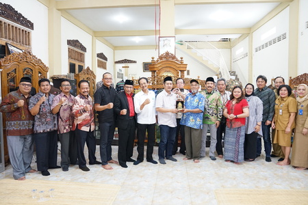 Kunjungan Kerja Komisi B DPRD Jawa TImur ke Batik Pitutur Luhur, Kabupaten Gresik, Selasa (31/1/2023).