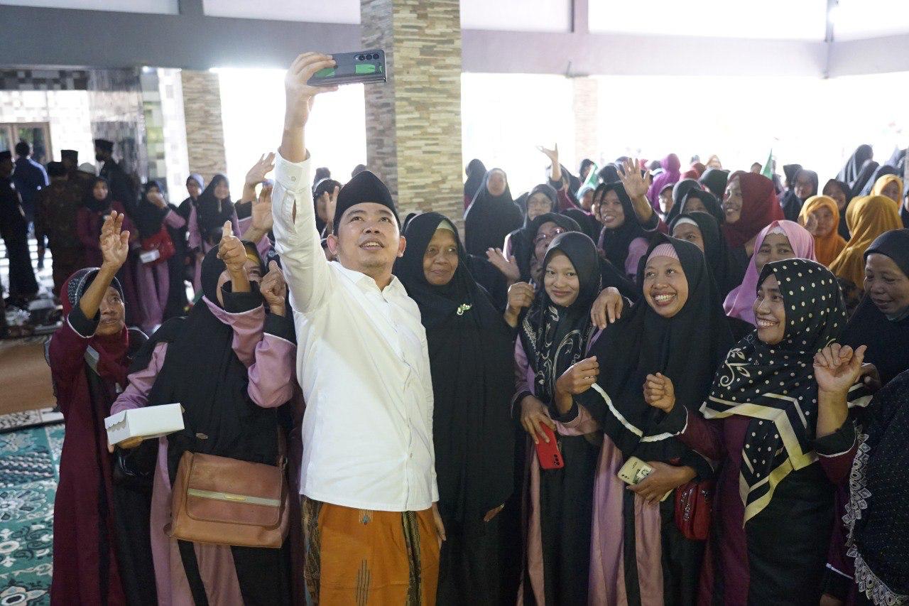 Gus Muhammad Fawait dalam kegiatan sholawat bersama Laskar Sholawat Nusantara yang didominasi kaum ibu di Jember.