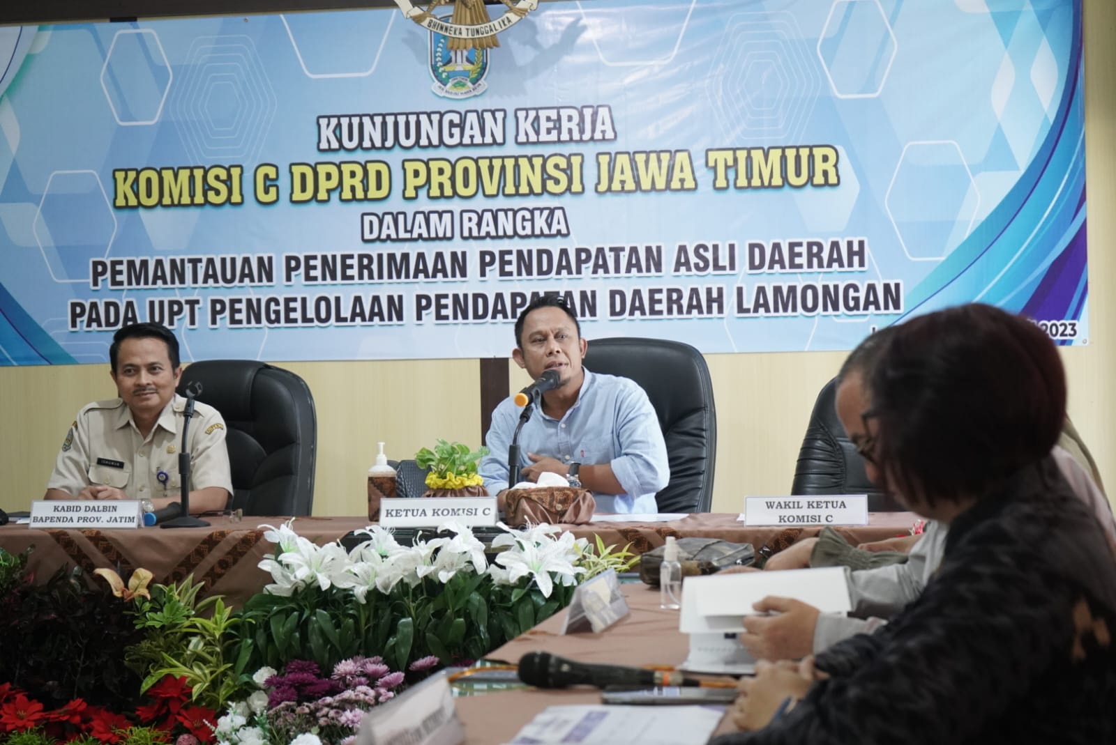 Anggota Komisi C DPRD Provinsi Jawa Timur Akik Zaman mengapresiasi kinerja UPT Pengelolaan Pendapatan Daerah (Bapenda) Lamongan