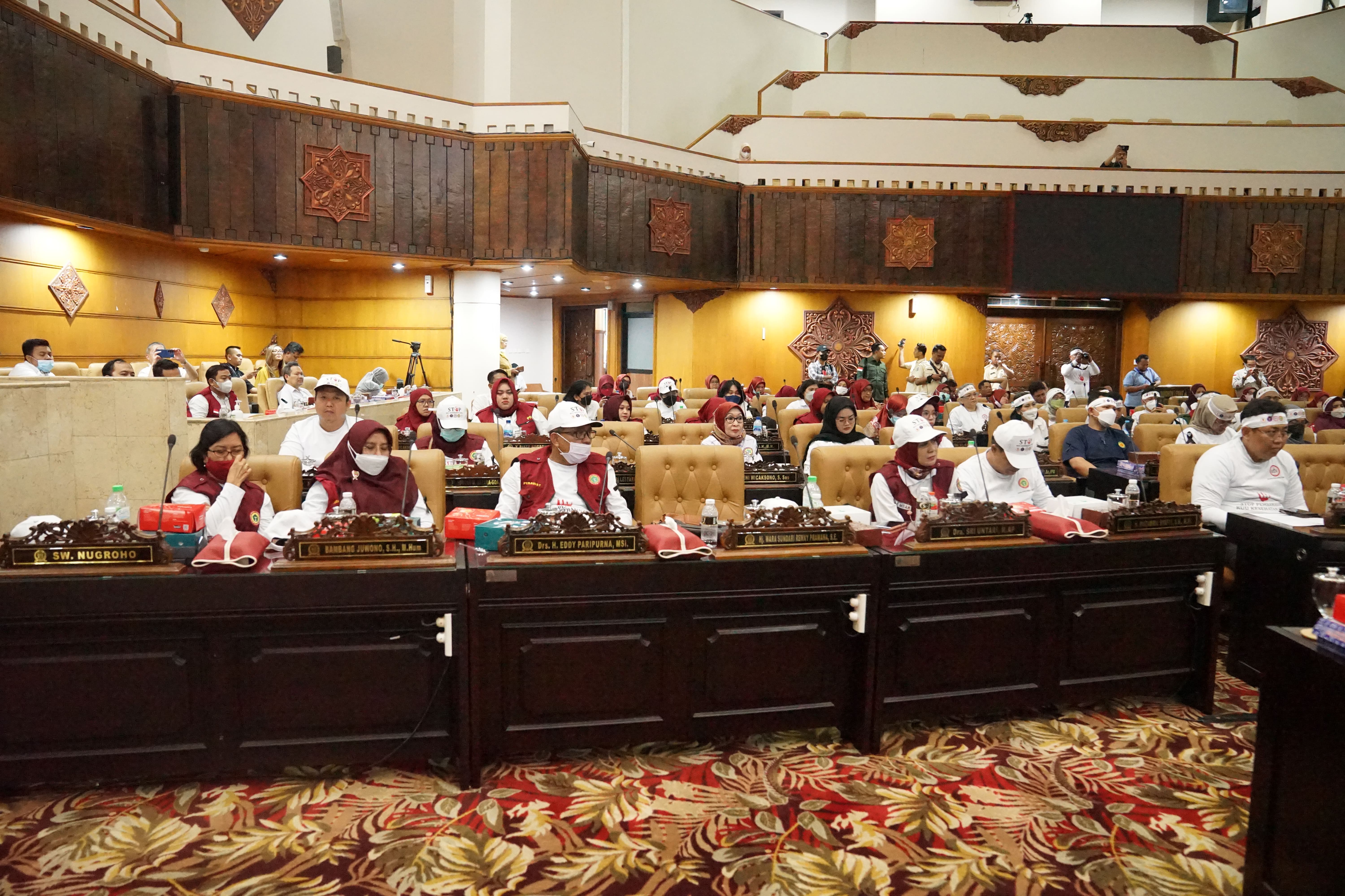 Wakil Ketua DPRD Jawa Timur Anwar Sadad serta beberapa Anggota DPRD Jawa Timur seperti Hari Putri Lestari, Suwandy, dr Benjamin Kristianto dan Hadi Dediyansah menemui ratusan tenaga kesehatan (nakes).