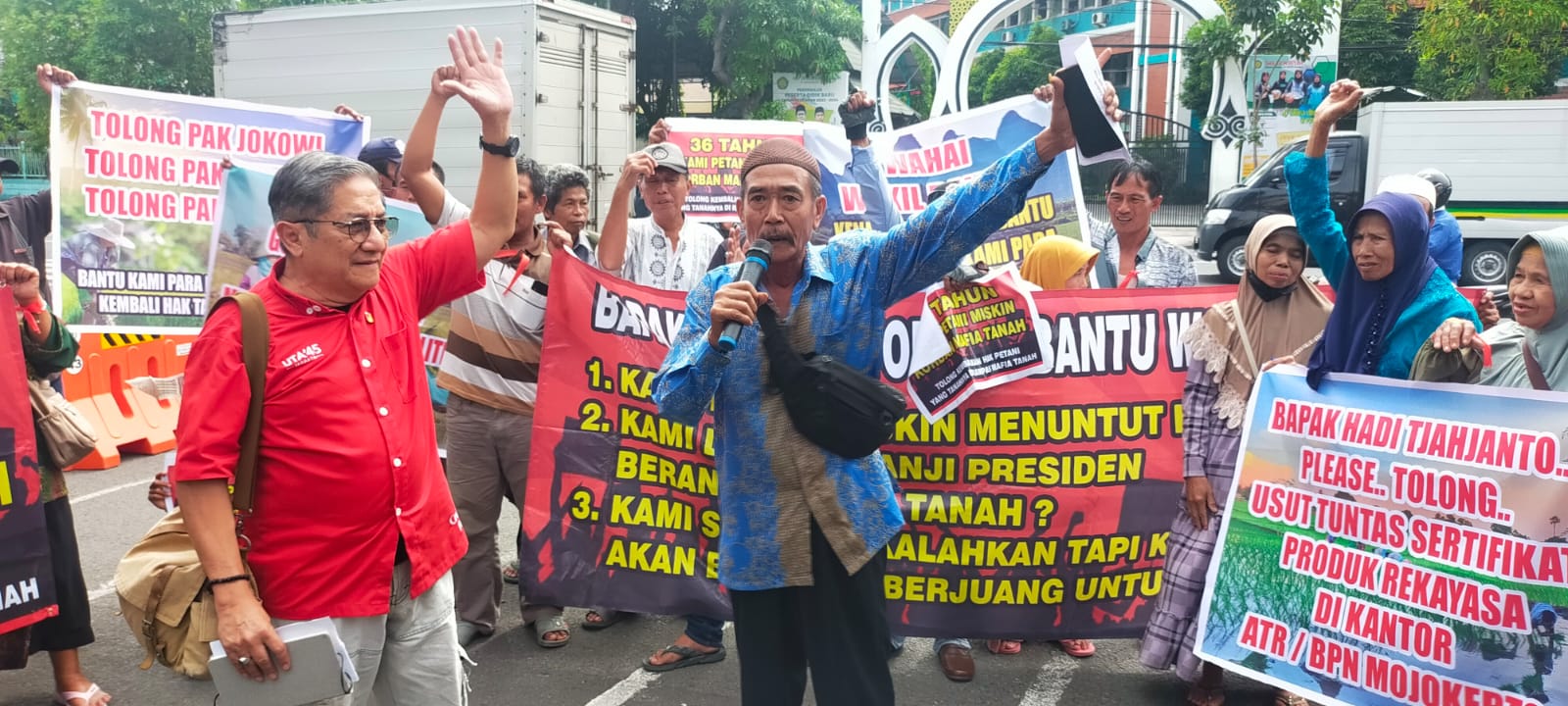 permasalahan sengketa tanah antara masyarakat desa Sadar Tengah Kecamatan Mojoanyar, Kabupaten Mojokerto dengan perusahaan kertas PT Tjiwi Kimia.