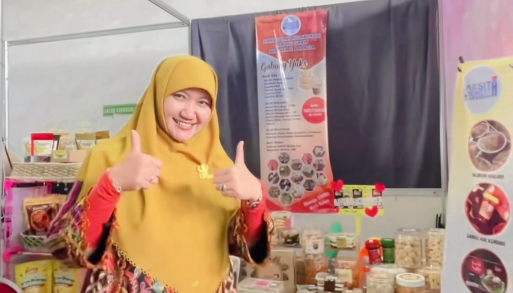 Hj Lilik Hendarwati, Anggota DPRD Jatim Dapil 1 (Kota Surabaya) di depan stand kuliner binaannya