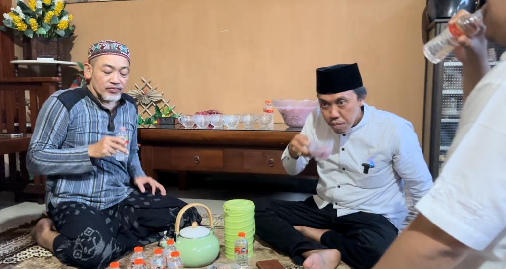 Mas Sam saat NUmpang Buko di rumah warga di Perumahan Gunungsari Indah, Kecamatan Karang Pilang, Surabaya