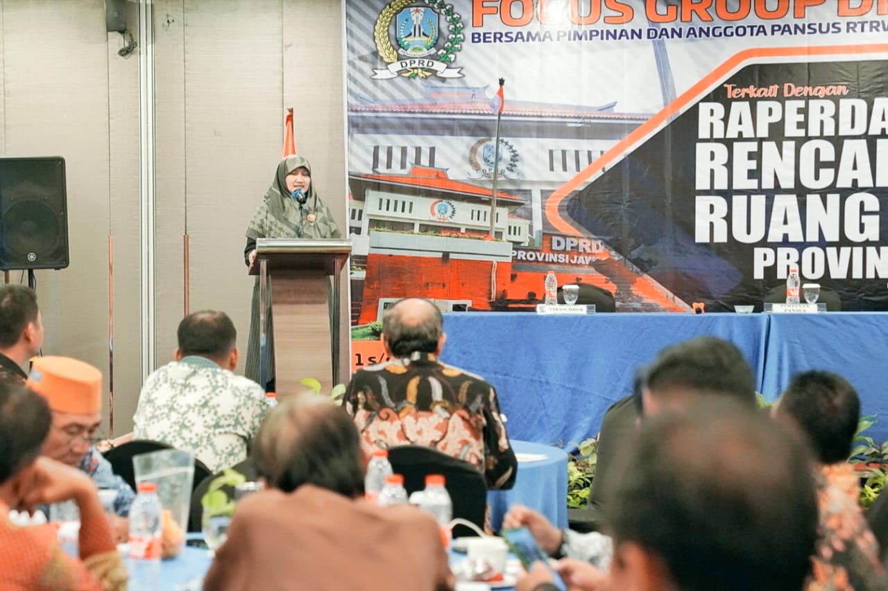 Ketua Pansus Rencana Tata Ruang Wilayah (RTRW) DPRD Provinsi Jawa Timur Lilik Hendrawati mengadakan Focus Group Discussion (FGD) guna membantu mensosialisasikan serta mencari masukan untuk pengembangan pembahasan Raperda RTRW