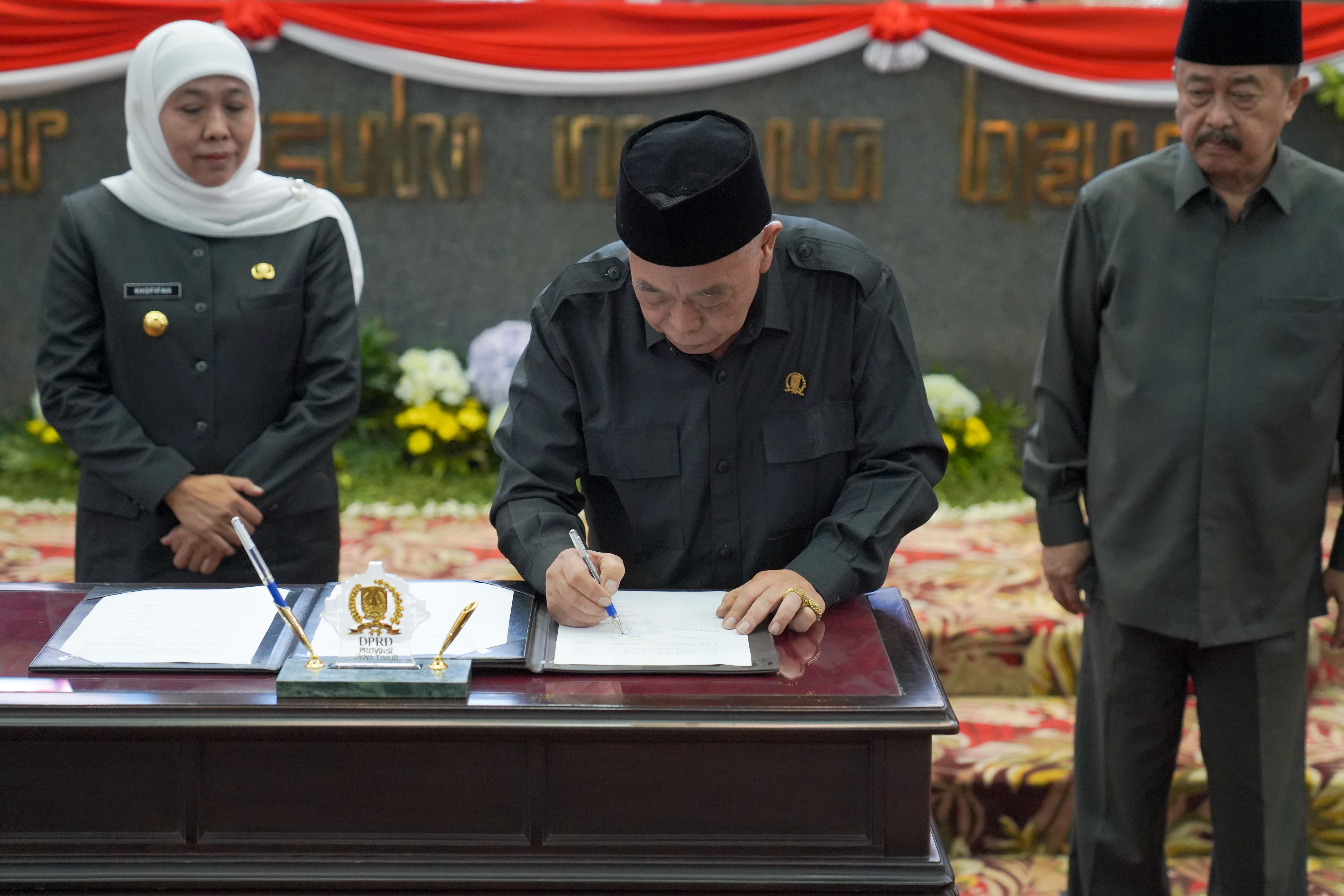 Ketua DPRD Provinsi Jawa Timur Kusnadi mengatakan dari laporan Pendapat akhir Fraksi - fraksi di DPRD menyetujui dan menerima Rancangan Peraturan Daerah (Raperda) Pertanggungjawaban pelaksanaan APBD 2022 menjadi Perda.