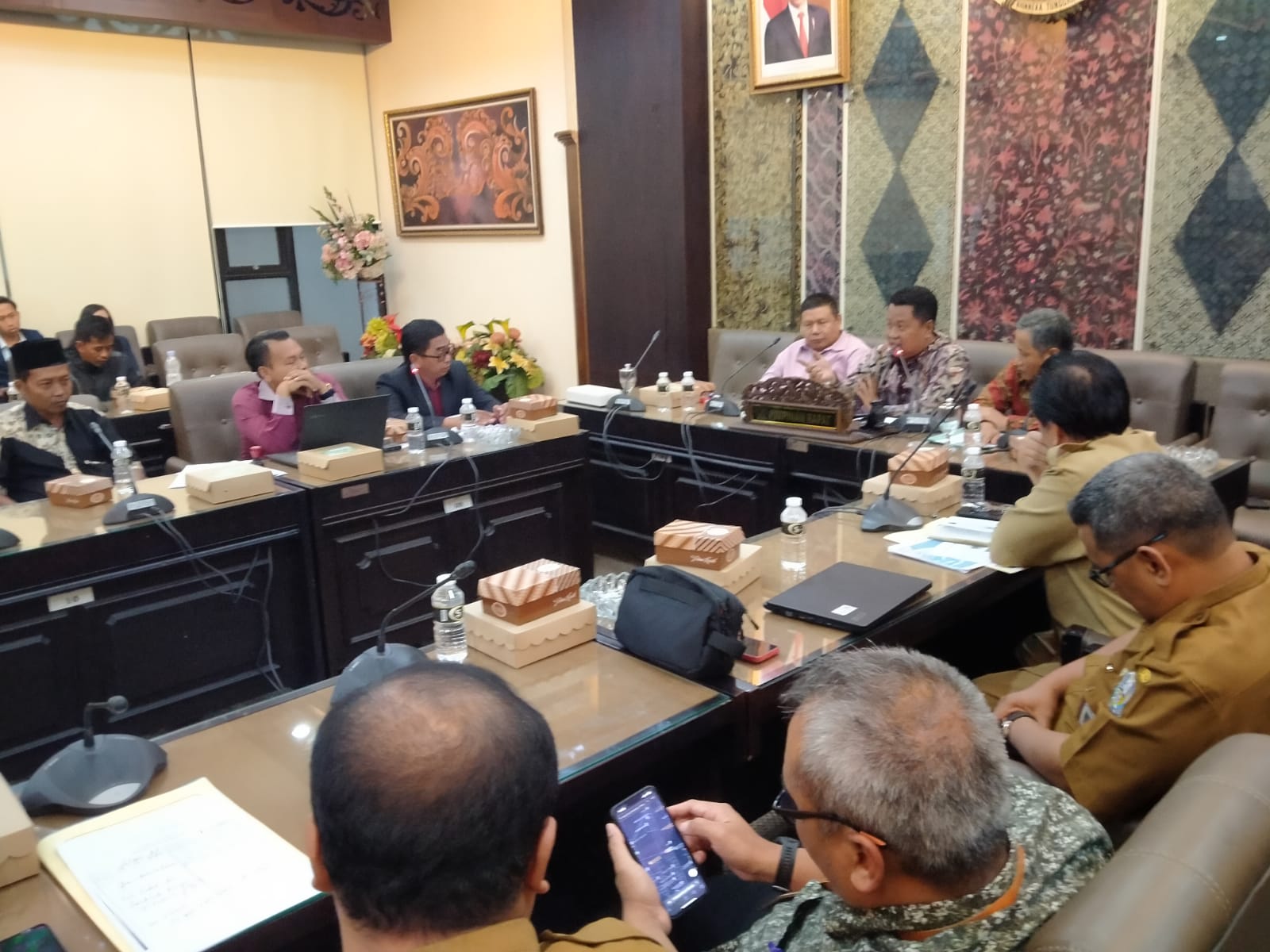 Wakil Ketua Komisi D DPRD Jatim Moch Ashari, dan dampingi oleh Anggota Komisi yakni Hidayat dan Hadi Dediansyah.