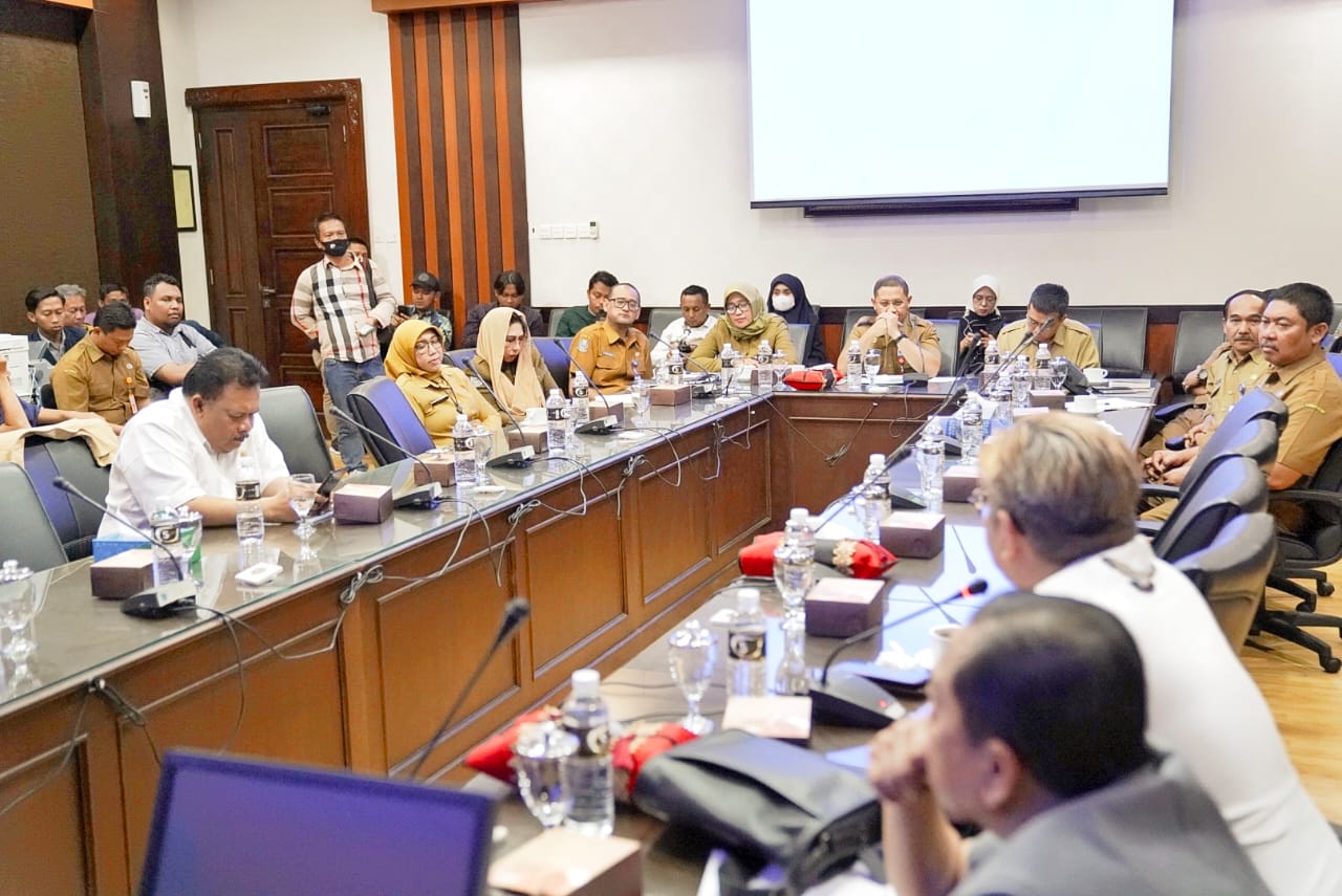 Anggota Komisi E DPRD Provinsi Jawa Timur Mathur Husyairi mengaku kecewa dengan dengan paparan yang disampaikan Dindik Jatim.