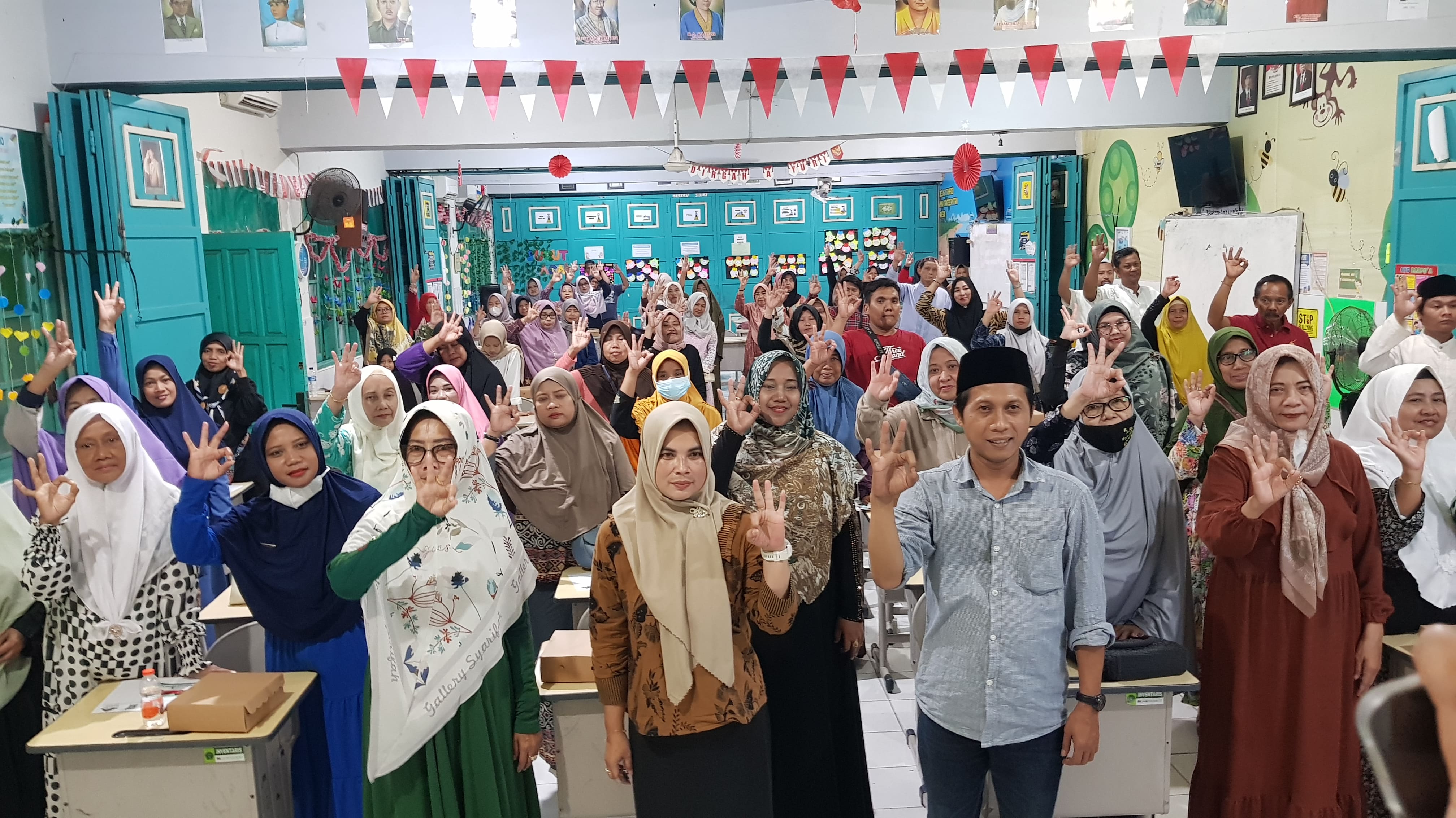 Anggota DPRD Jawa Timur dapil XIII meliputi Gresik-Lamongan Hj Ufiq Zuroida SE