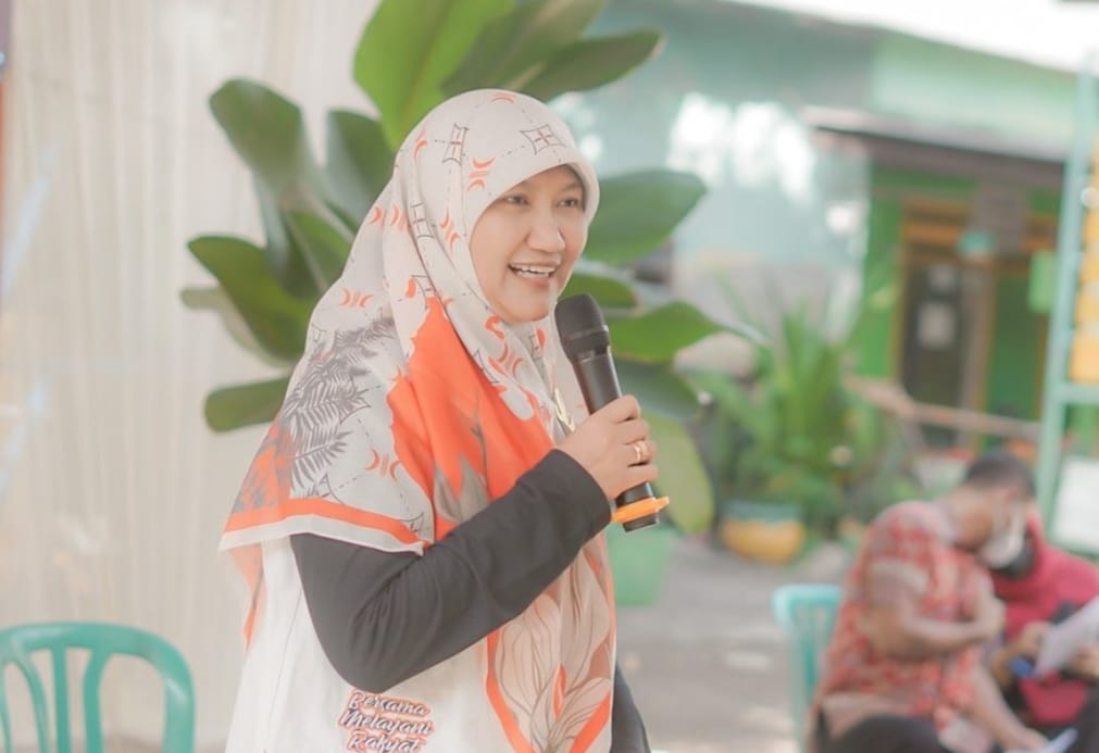 Hj. Lilik Hendarwati, Anggota DPRD Jatim Dapil Surabaya saat kegiatan sosial di Dapil
