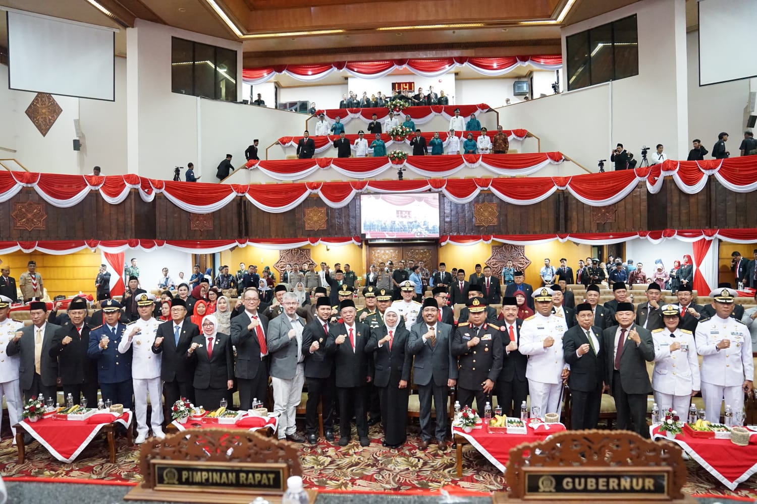 Gubernur Jawa Timur, DPRD Provinsi Jawa Timur dan sejumlah forum komunikasi pimpinan daerah (Forkopimda).