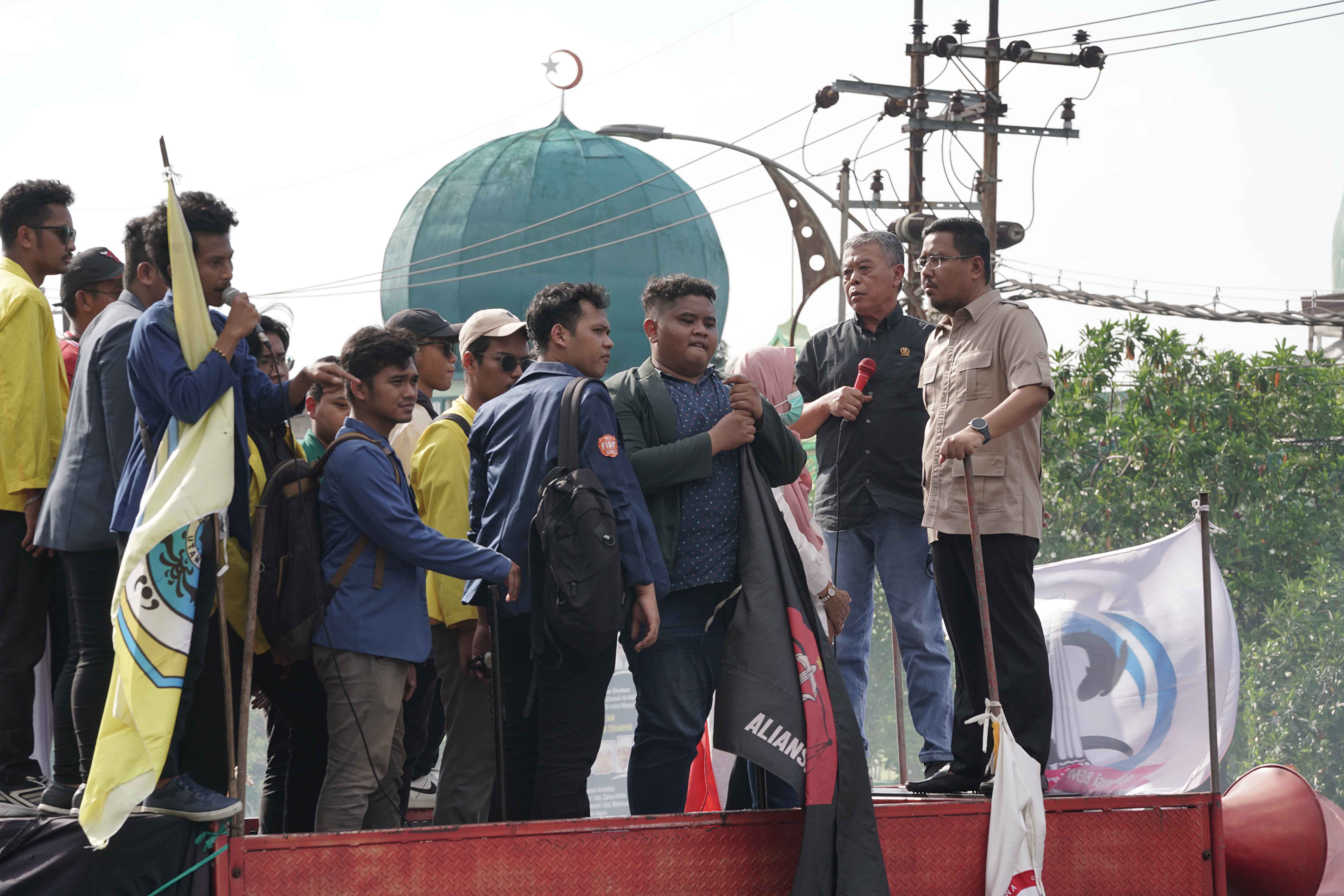 Suasana Demo Mahasiswa di Depan Gedung DPRD