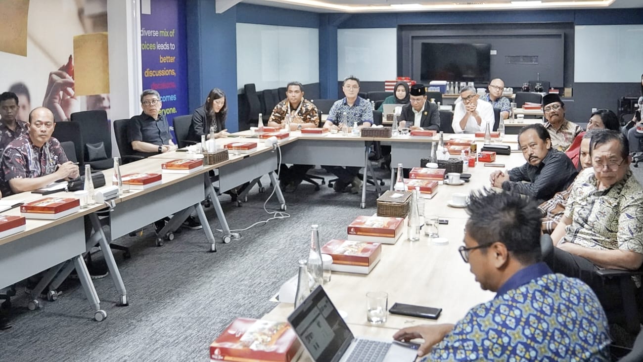 Ketua Badan Pembuatan Peraturan Daerah (Bapemperda) DPRD Jawa Timur H. Hasan Irsyad, melakukan sosialisasi dan sharing informasi terkait pelaksanaan penyebarluasan pembentukan Perda kepada masyarakat.