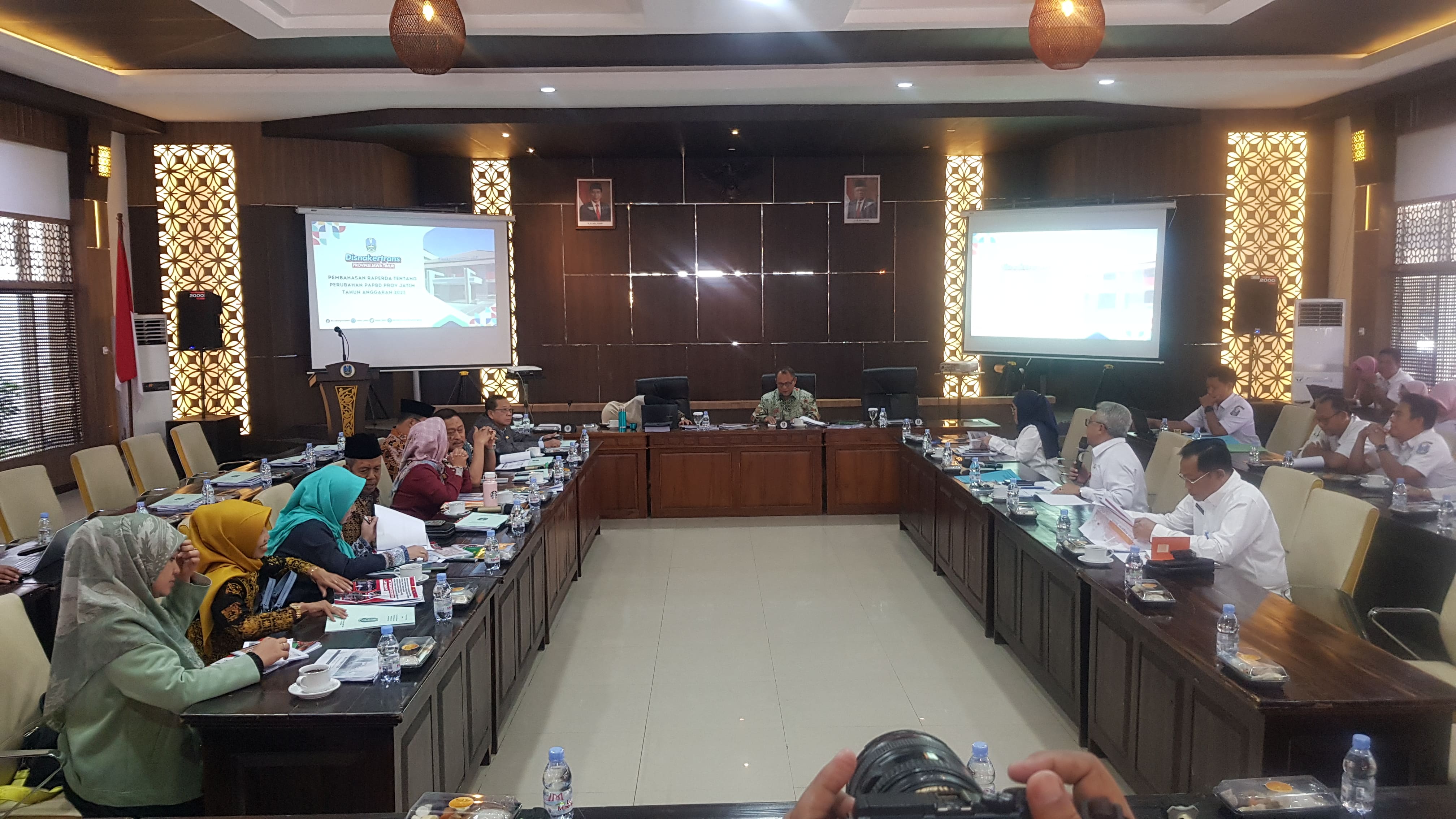 Komisi E DPRD Jatim dengan OPD mitra kerjanya di Kantor Bakorwil Malang