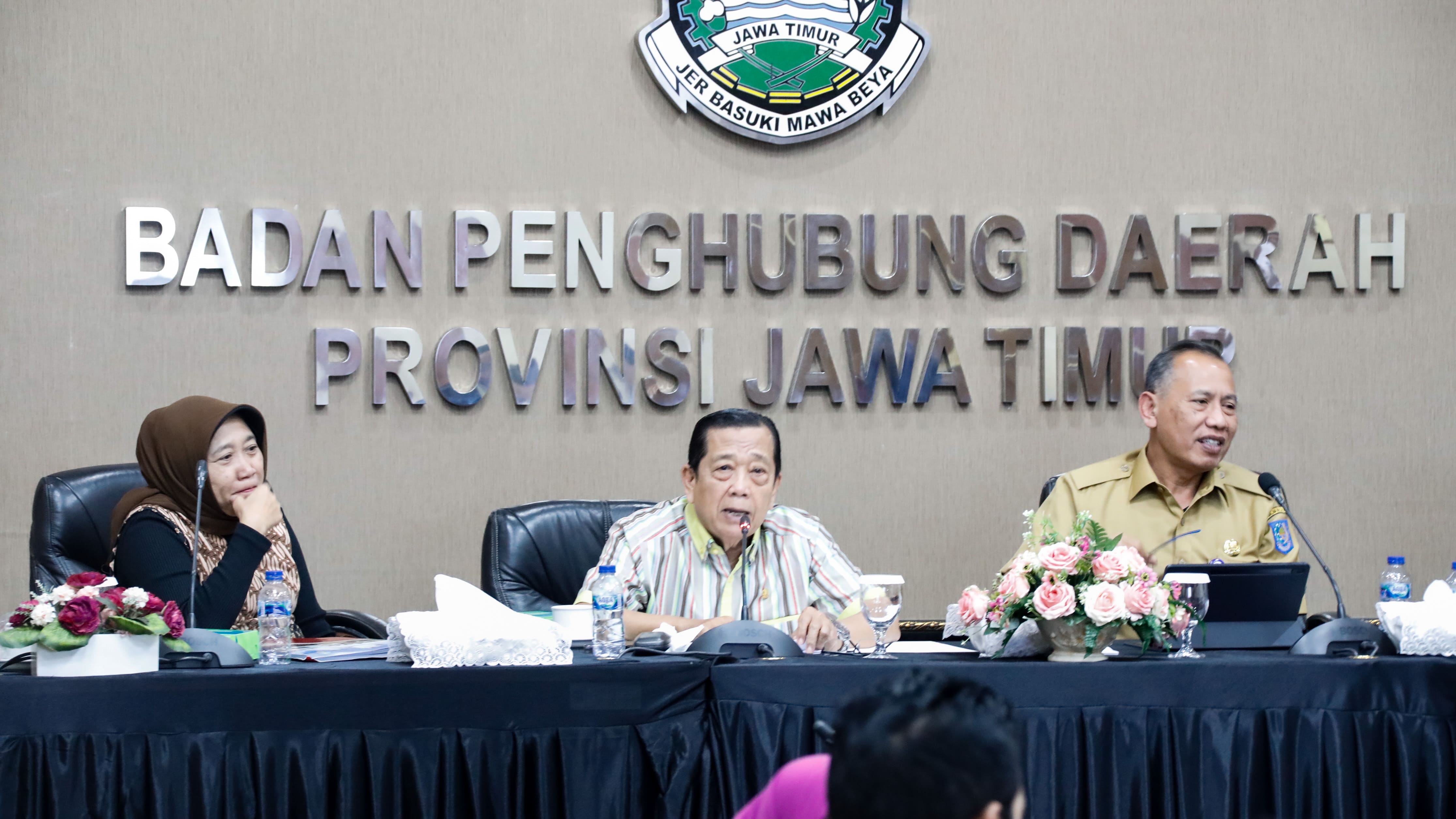 Ketua Badan Pembuatan Peraturan Daerah (Bapemperda) DPRD Jawa Timur H. Hasan Irsyad bersama beberapa anggota Bapemperda serta Kepala Biro Hukum Setda Provinsi Jawa Timur Lilik Pudjiastuti mendatangi Badan Penghubung Provinsi Jawa Timur di Jakarta.