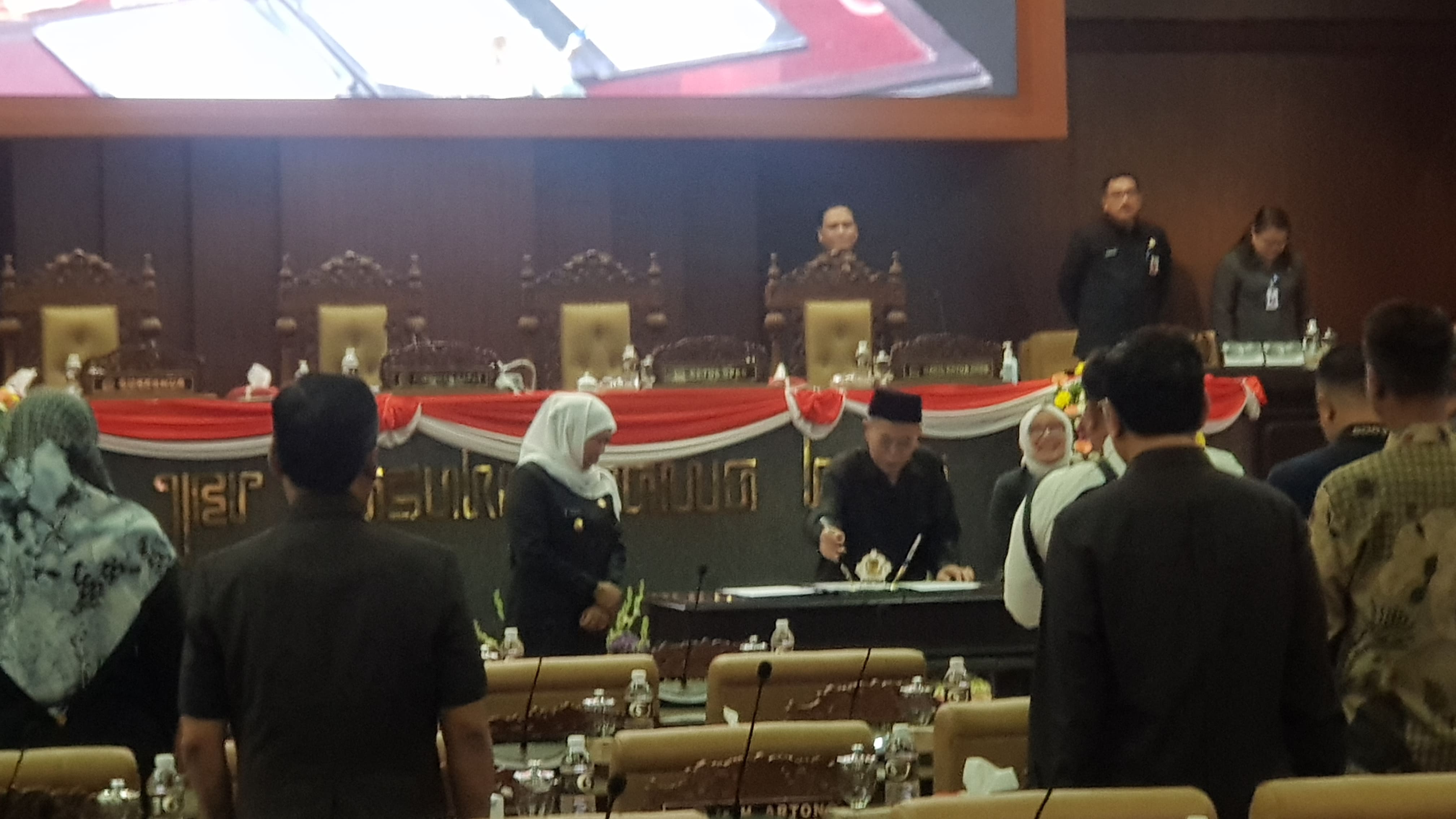 Perda APBD 2024 Disahkan, Gubernur Jatim Titip Target RPJMD Diprioritaskan