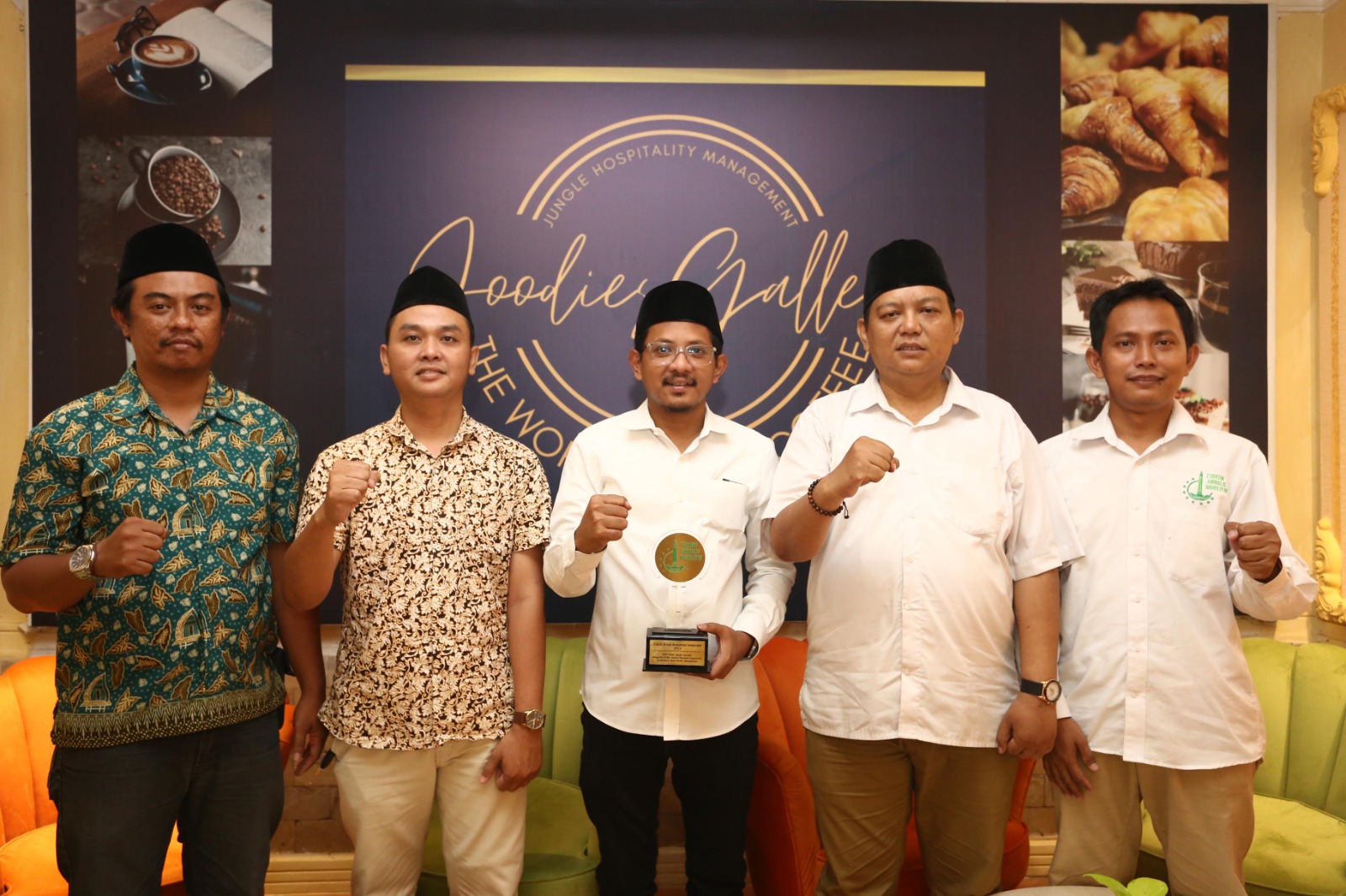 Mohammad Nasih Aschal saat menerima penghargaan FJN Award 2023 dari pengurus Forkom Jurnalis Nahdliyin di Foodies Gallery, Surabaya.