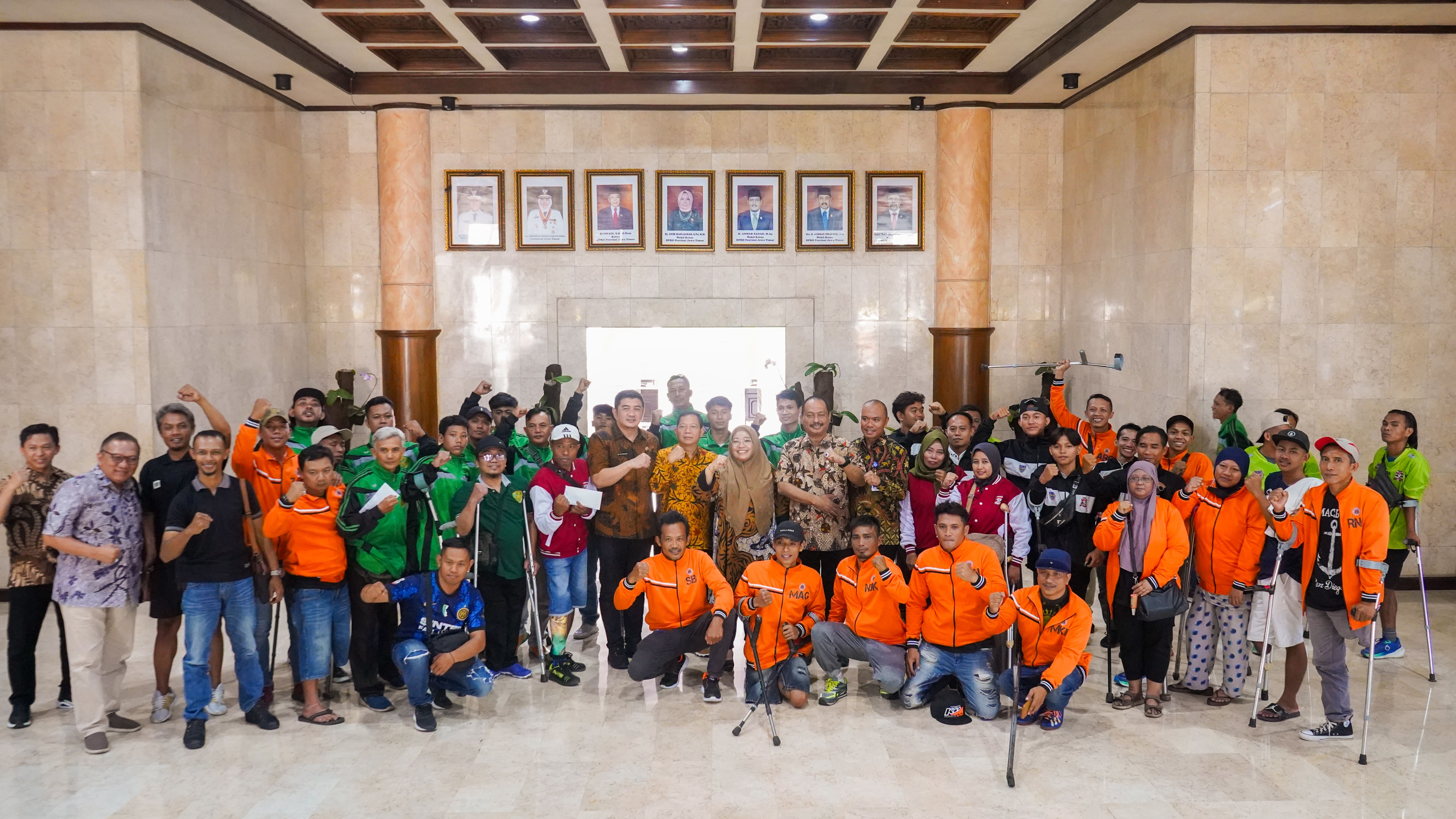 Wakil Ketua Komisi E Dewan Perwakilan Rakyat Daerah Jawa Timur yang Hikmah Bafaqih melepas tiga kontingen tim sepak bola amputasi ke Jakarta untuk memperebutkan Piala Menpora.