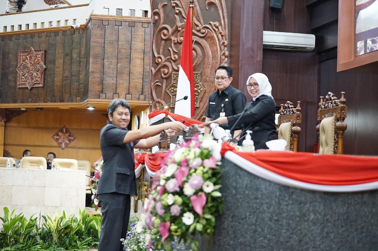 Juru Bicara Komisi B DPRD Jatim, Achmad Amir Aslichin dalam Rapat Paripurna